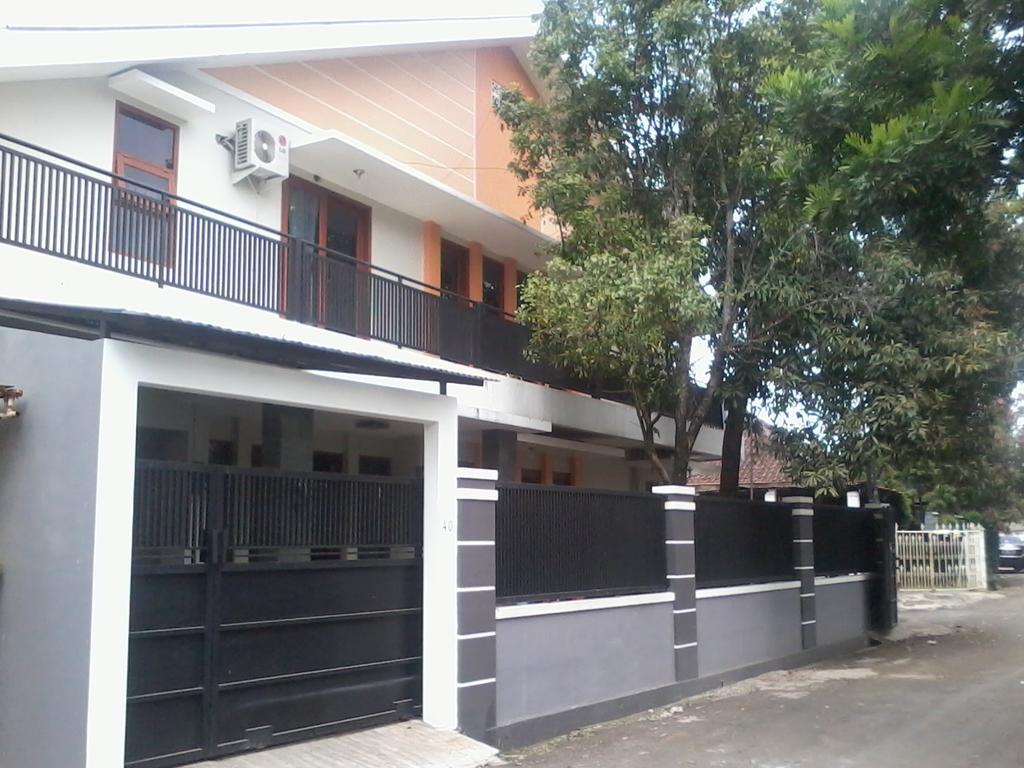 Rumah Sarwestri Hotell Bandung Eksteriør bilde